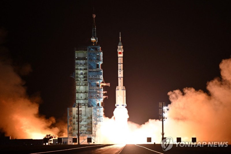 선전우 19호 발사 A long March-2F carrier rocket carrying the Shenzhou-19 spacecraft and crew of three astronauts lifts off from the Jiuquan Satellite Launch Center, in the Gobi desert, northwest China, on October 30, 2024. The mission of three astronauts to the Tiangong space station will carry out experi