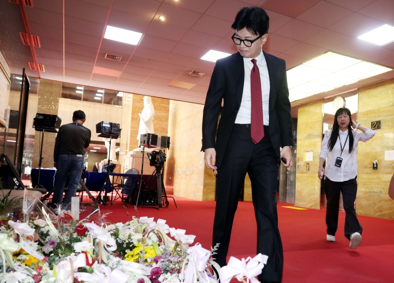 [서울=뉴시스] 조성봉 기자 = 한동훈 국민의힘 대표가 30일 오전 서울 여의도 국회 당 대표실에서 지지자들이 보내온 취임 100일 축하 화환을 살펴보고 있다. 2024.10.30. suncho21@newsis.com
