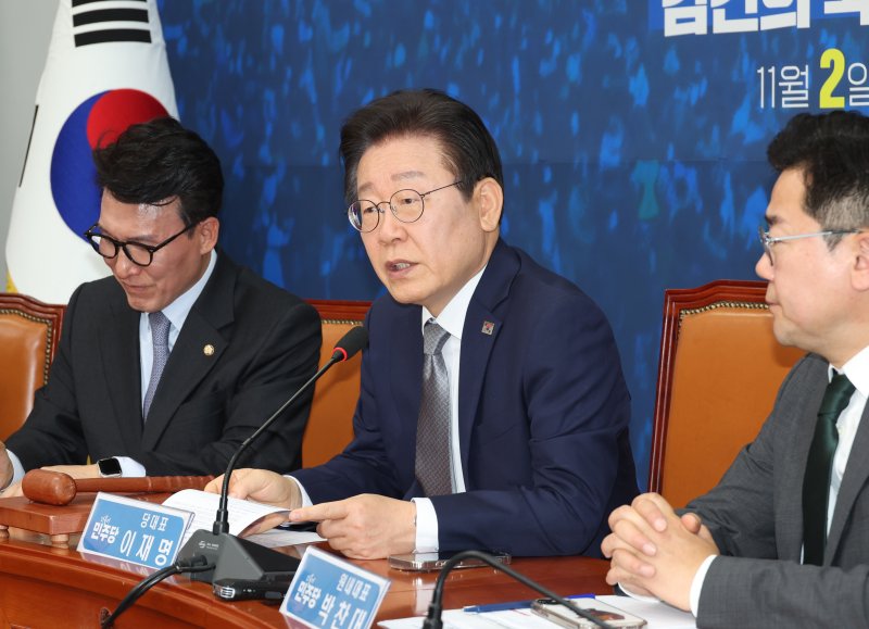 [서울=뉴시스] 고승민 기자 = 이재명 더불어민주당 대표가 30일 서울 여의도 국회에서 열린 최고위원회의에서 발언하고 있다. 2024.10.30. kkssmm99@newsis.com