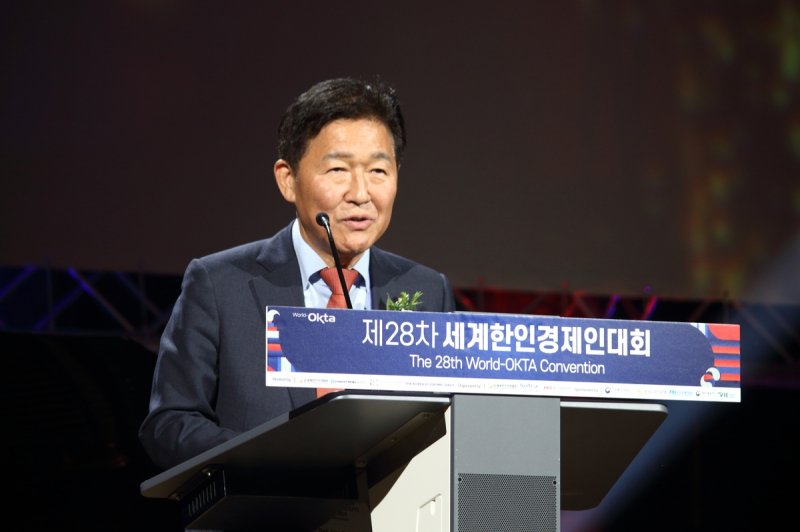 개회사 하는 박종범 월드옥타 회장 (빈[오스트리아]=연합뉴스) 성도현 기자 = 박종범 세계한인무역협회(월드옥타) 회장이 28일(현지시간) 오스트리아 센터 빈에서 열린 '제28차 세계한인경제인대회' 개회식에서 개회사를 하고 있다. 2024.10.28 raphael@yna.co.kr