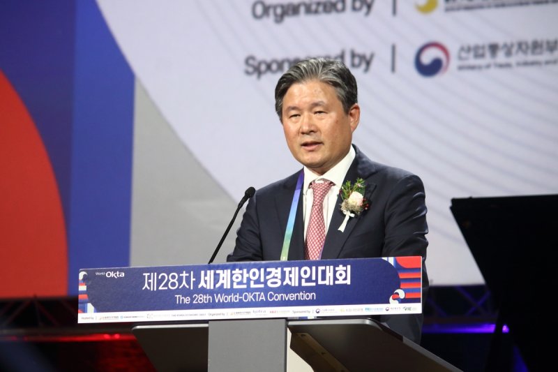 환영사 대독하는 김재홍 연합뉴스 상무 (빈[오스트리아]=연합뉴스) 성도현 기자 = 김재홍 연합뉴스 비즈플러스 상무가 28일(현지시간) 오스트리아 센터 빈에서 열린 '제28차 세계한인경제인대회' 개회식에서 환영사를 하고 있다. 2024.10.28 raphael@yna.co.kr