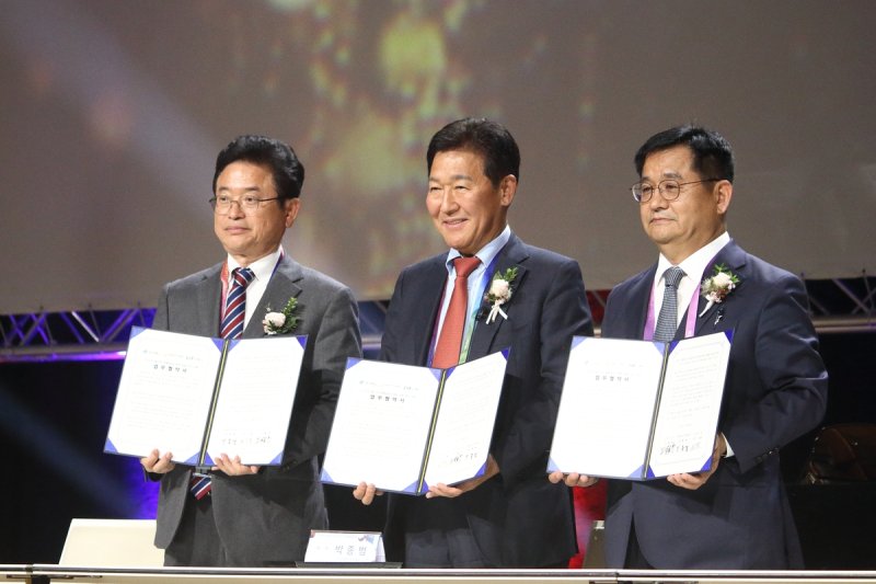 월드옥타, 경북-안동시와 '2025년 제26차 세계대표자대회' 추진 협약 체결 (빈[오스트리아]=연합뉴스) 성도현 기자 = 세계한인무역협회(월드옥타)와 경상북도, 안동시가 28일(현지시간) 오스트리아 센터 빈에서 열린 '제28차 세계한인경제인대회' 개회식에서 '2025년 제26차 세계대표자대회 및 수출상담회 공동 추진 협약'을 체결한 뒤 기념 촬영하고 있다. 왼쪽부터 이철우 경북도지사, 박종범 월드옥타 회장, 장철웅 안동시 부시장. 2024.10.28 raphael@yna.co.kr