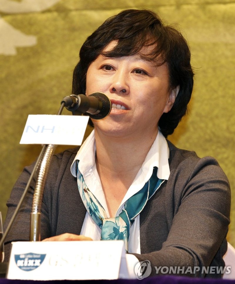 결의 다지는 조혜정 감독 결의 다지는 조혜정 감독 (서울=연합뉴스) 이상학 기자 = 30일 오전 서울 삼성동 리베라호텔에서 열린 NH농협 V리그 여자부 미디어데이에서 GS칼텍스 조혜정 감독이 취재진의 질문에 답하고 있다. 2010.11.30 leesh@yna.co.kr (끝)