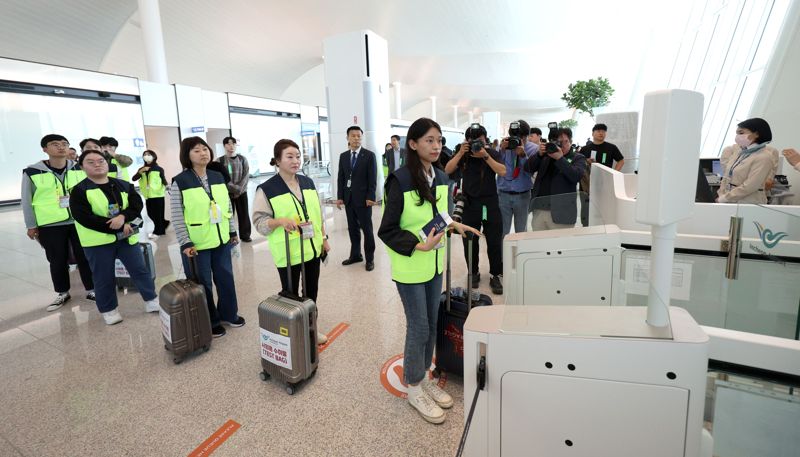 30일 인천국제공항 제2여객터미널 확장 지역에서 실시된 4단계 시설 개장 준비상황 점검 훈련에 참가한 가상 여객들이 항공기에 탑승하기 위해 셀프 보딩 시스템을 통해 신원을 확인하고 있다. 사진=박범준 기자