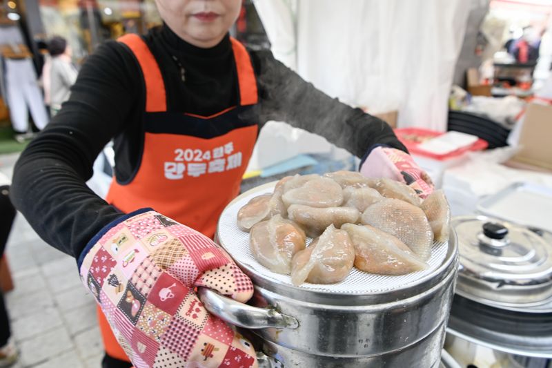 원주만두축제 먹거리 부스 모두 만두로만 채워져 축제 전문성을 높였다. 원주시 제공