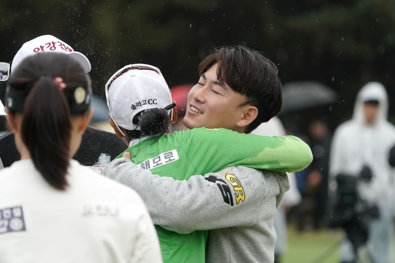 지한솔 프로의 우승을 축하하는 친오빠 지수진씨. 석교상사 제공