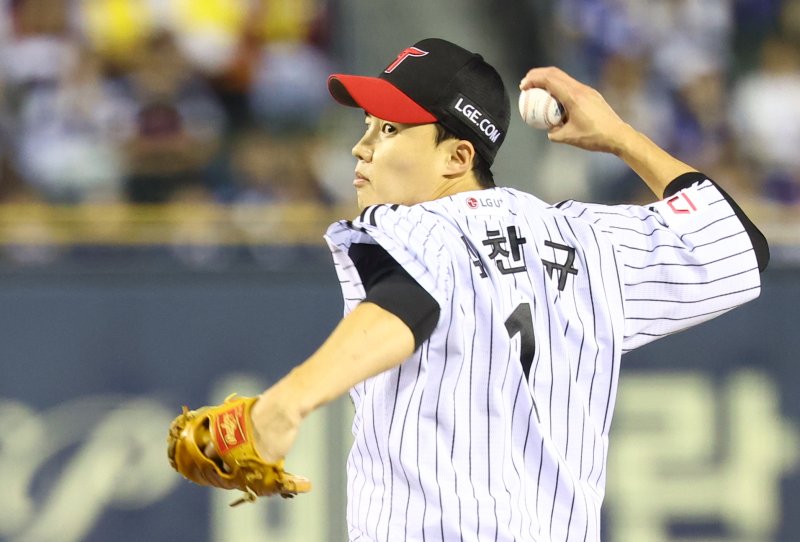 [서울=뉴시스] 황준선 기자 = 지난 17일 서울 송파구 잠실야구장에서 열린 2024 KBO 포스트시즌 플레이오프 3차전 삼성 라이온즈와 LG 트윈스의 경기, 1회초 LG 선발 임찬규가 역투하고 있다. 2024.10.17. hwang@newsis.com