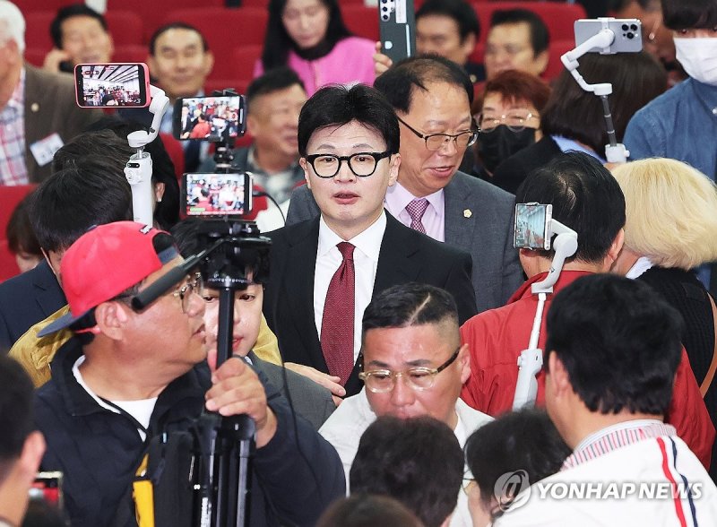 입장하는 한동훈 대표 입장하는 한동훈 대표 (화성=연합뉴스) 홍기원 기자 = 국민의힘 한동훈 대표가 30일 오후 경기도 화성시 정남면 YBM연수원에서 열린 '2024 국민의힘 서울ㆍ인천ㆍ경기 기초의원 연수'에 입장하고 있다. 2024.10.30 xanadu@yna.co.kr (끝)