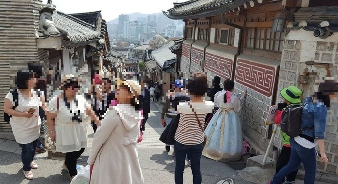 관광객으로 붐비는 북촌 한옥마을 . 연합뉴스