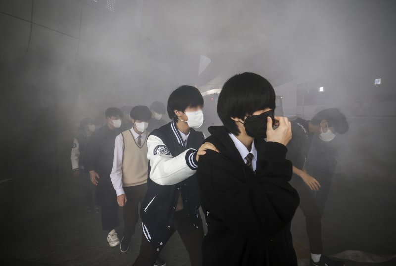 [서울=뉴시스] 정병혁 기자 = 30일 서울 중구 동대문디자인플라자에서 화재 상황을 가정해 열린 2024 서울시 재난대응 안전한국훈련에 참가한 시민들이 대피하고 있다. 2024.10.30. jhope@newsis.com