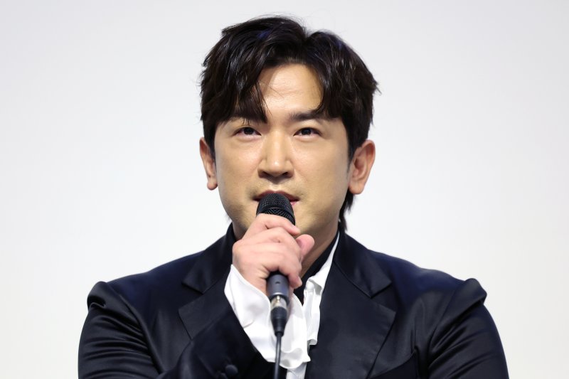 [서울=뉴시스] 박진희 기자 = 연극 '레미제라블' 출연 배우 이민우(마리우스 영)가 30일 서울 강남구 더샵갤러리에서 제작발표회를 하고 있다. 2024.10.30. pak7130@newsis.com