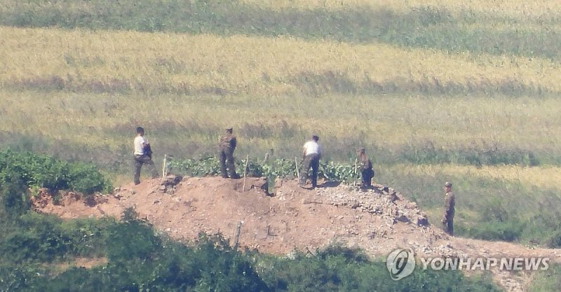 작업하는 북한 군인들 작업하는 북한 군인들 (인천=연합뉴스) 임순석 기자 = 23일 오후 인천 강화군 강화평화전망대에서 바라본 북한 황해도 개풍군 해안 철책 인근에서 북한 군인들이 작업을 하고 있다. 2024.9.23 soonseok02@yna.co.kr (끝)