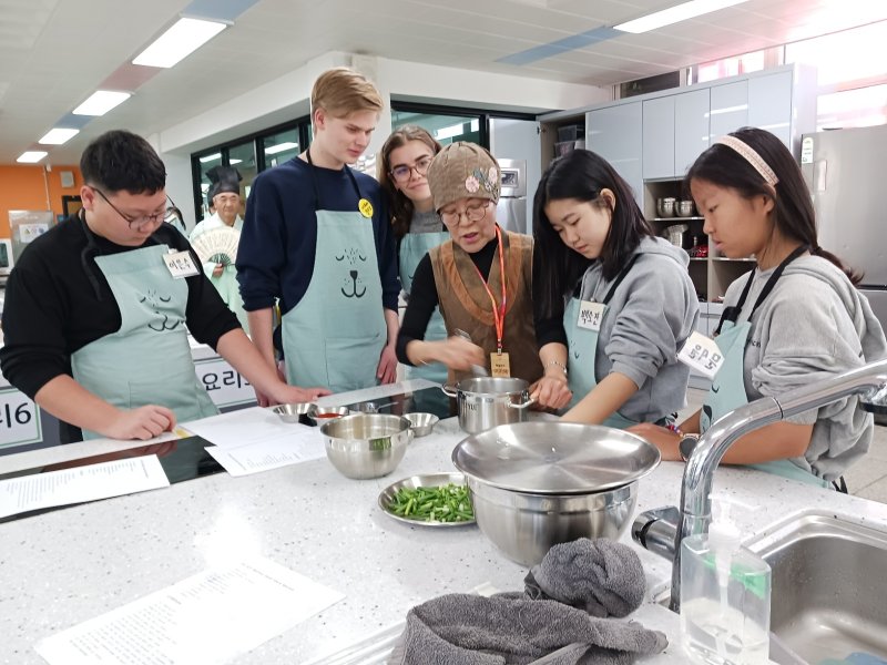 30일 덴마크 학생들이 울산 땡땡마을에서 한국 전통문화 체험을 하고 있다. (울산시교육청 제공)