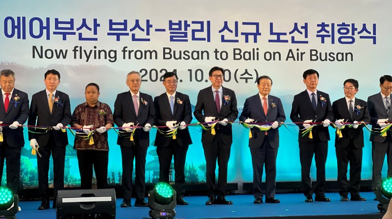 [부산=뉴시스] 원동화 기자 = 30일 오후 김해공항 국제선터미널에서 에어부산이 김해국제공항에서 가장 긴 노선인 부산~발리(인도네시아)노선 신규 취항 행사를 개최했다. 부산~발리 노선은 주 4회(월·수·금·일) 일정으로 신규 운항한다. 2024.10.30. dhwon@newsis.com