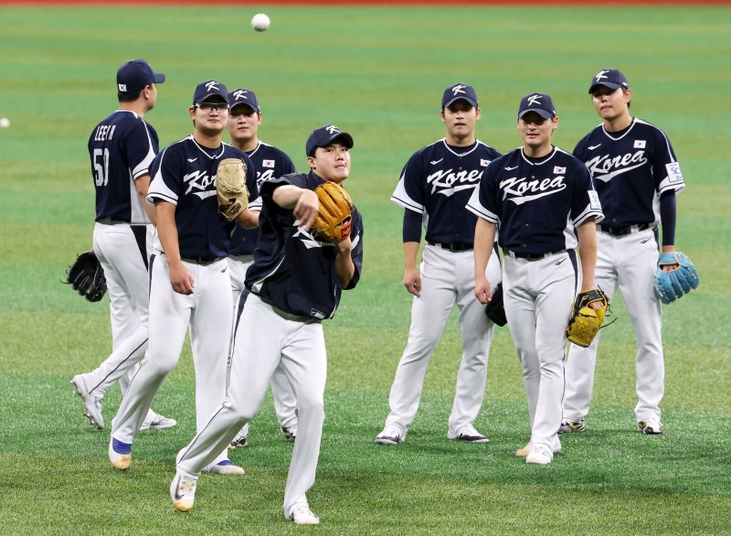 [서울=뉴시스] 홍효식 기자 = 임찬규가 30일 서울 구로구 고척스카이돔에서 2024 WBSC 프리미어12 대표팀 훈련을 하고 있다. 2024.10.30. yesphoto@newsis.com