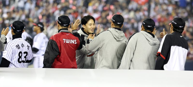 [서울=뉴시스] 김선웅 기자 = 지난 11일 서울 송파구 잠실야구장에서 열린 2024 KBO 포스트시즌 준플레이오프 5차전 kt 위즈와 LG 트윈스의 경기에서 kt를 꺾고 플레이오프에 진출한 LG 선발투수 임찬규가 팀 동료들과 하이파이브를 하고 있다. 2024.10.11. mangusta@newsis.com