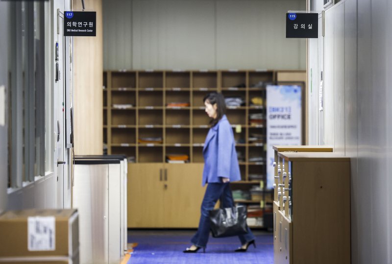 [서울=뉴시스] 정병혁 기자 = 교육부가 의대 증원을 둘러싼 의정갈등 8개월여만에 의대생 휴학 승인을 대학의 자율에 맡겼다. 사실상 조건 없는 휴학 승인 허용이다. 교육부는 의대를 운영하는 대학 40개교 총장들과 비공개 화상 간담회를 마친 뒤 보도참고자료를 내 "학생 복귀와 의대 학사 정상화 계기를 마련하기 위해 학생들이 개인적 사유로 신청한 휴학에 대해 대학 자율 판단에 맡겨 승인하도록 한다"고 밝혔다. 사진은 30일 서울시내 의과대학. 2024.10.30. jhope@newsis.com