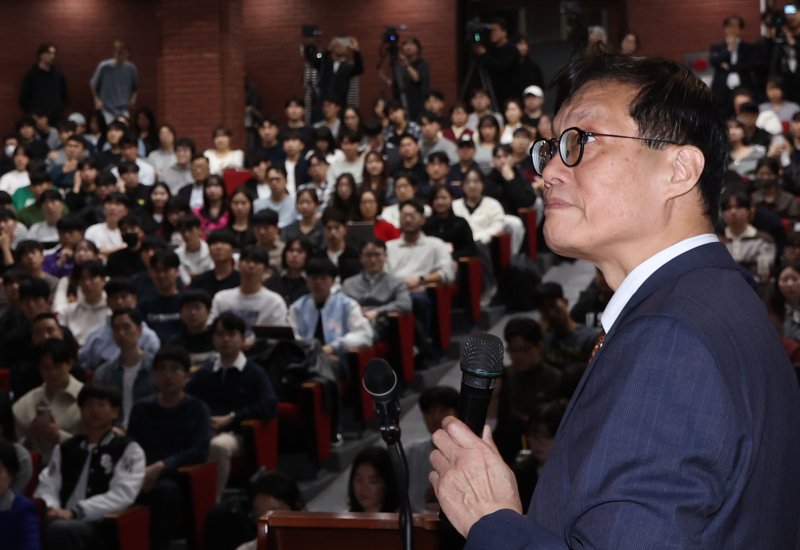 이창용 한국은행 총재가 30일 오후 서울 마포구 서강대학교에서 '나의 국제기구 경험'을 주제로 특별 강연을 하고 있다. 2024.10.30 /사진=연합