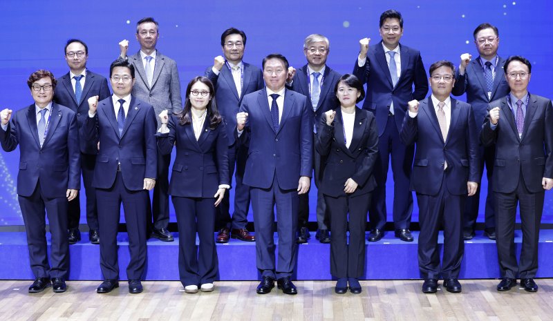[서울=뉴시스] 최동준 기자 = 30일 서울 중구 대한상공회의소에서 열린 제6회 탄소중립과 에너지 정책 세미나에서 최태원 대한상공회의소 회장, 김소희 국민의힘 의원, 박지혜 더불어민주당 의원을 비롯한 참석자들이 기념촬영을 하고 있다. 2024.10.30. photocdj@newsis.com