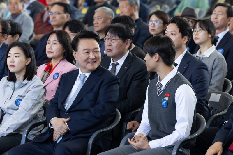 윤석열 대통령이 30일 경북 울진군 한국수력원자력 한울원자력본부에서 열린 '신한울 원전 1·2호기 종합준공 및 3·4호기 착공식'에 참석해 한국원자력마이스터고 학생과 대화를 나누고 있다. (사진=대통령실 제공) /사진=뉴시스화상