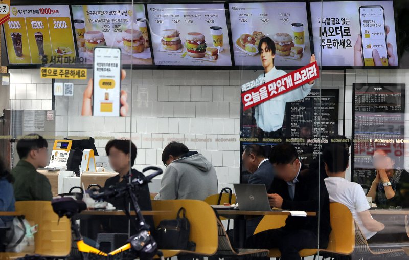 [서울=뉴시스] 추상철 기자 = 시민들이 23일 오전 서울시내 한 맥도날드를 이용하고 있다.미국 맥도날드 햄버거에서 대장균이 검출됐다는 소식과 관련해, 국내에서 해당 브랜드를 운영 중인 한국맥도날드 측은 "해당 이슈는 미국에서 발생한 사안으로 한국맥도날드와는 무관합니다.한국맥도날드는 현재 100% 국내산 양파를 사용하고 있으며, 국내 해썹(HACCP, 위해요소중점관리기준) 시스템에 따라 철저히 관리되고 있습니다. 식품안전은 한국맥도날드의 가장 중요한 가치이며, 고객에게 우수한 품질의 안전한 제품을 제공하기 위해 계속 최선의 노력을 