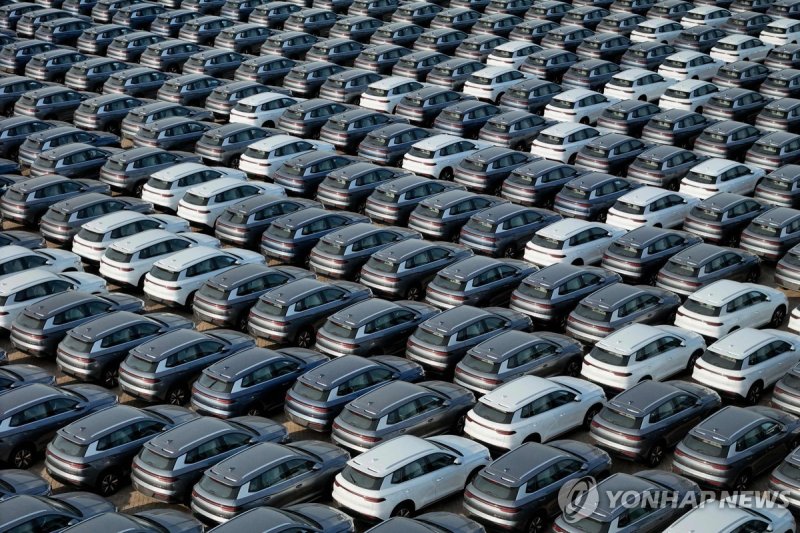 산둥성 옌타이의 한 항구에서 수출을 위해 선적을 기다리고 있는 비야디(BYD)의 전기자동차. AFP 연합뉴스