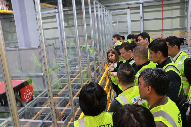 우즈베키스탄 정부 고위급 인사들이 CJ대한통운 인천 GDC 오토스토어를 참관하고 있다.(CJ대한통운 제공)