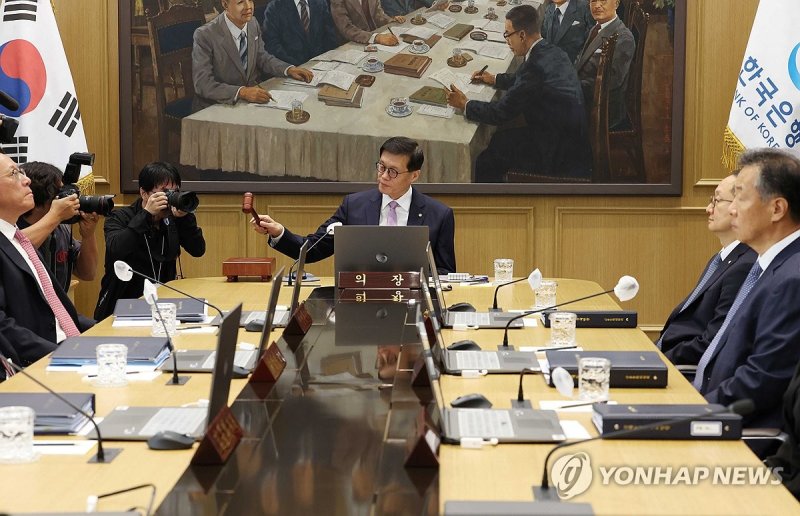 의사봉 두드리는 이창용 한은 총재 의사봉 두드리는 이창용 한은 총재 (서울=연합뉴스) 이창용 한국은행 총재가 11일 서울 중구 한국은행에서 열린 금융통화위원회에서 의사봉을 두드리고 있다. 2024.10.11 [사진공동취재단] photo@yna.co.kr (끝)