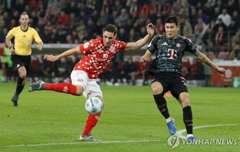 수비하는 김민재 epa11693038 Dominik Kohr of Mainz (L) in action against Min-jae Kim of Munich (R) during the German DFB Cup second round soccer match between 1. FSV Mainz 05 and FC Bayern Munich in Mainz, Germany, 30 October 2024. EPA/RONALD WITTEK CONDITIONS - ATTENTION: The DFB regulations prohibit any u