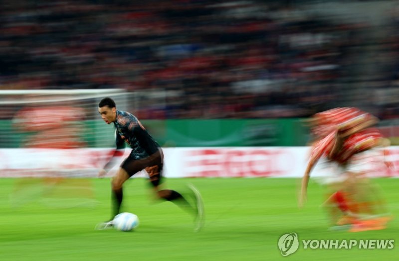 광속 무시알라 Soccer Football - DFB Cup - Second Round - 1. FSV Mainz 05 v Bayern Munich - MEWA Arena, Mainz, Germany - October 30, 2024 Bayern Munich's Jamal Musiala in action REUTERS/Kai Pfaffenbach DFB REGULATIONS PROHIBIT ANY USE OF PHOTOGRAPHS AS IMAGE SEQUENCES AND/OR QUASI-VIDEO.