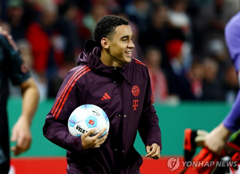 해트트릭 기념구 들고 가는 무시알라 Soccer Football - DFB Cup - Second Round - 1. FSV Mainz 05 v Bayern Munich - MEWA Arena, Mainz, Germany - October 30, 2024 Bayern Munich's Jamal Musiala with his hat-trick ball at the end of the match REUTERS/Kai Pfaffenbach DFB REGULATIONS PROHIBIT ANY USE OF PHOTOGRAPHS AS IMAG