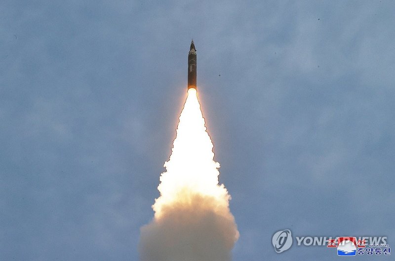합참 "북, 동해상으로 미상 탄도미사일 발사" 김정은, 신형 중장거리 극초음속미사일 시험발사 지도 (평양 조선중앙통신=연합뉴스) 김정은 북한 국무위원장이 새로 개발한 극초음속 활공비행 전투부를 장착한 새형의 중장거리 고체탄도 미사일 '화성포-16나' 형의 첫 시험발사를 지난 2일 현지 지도했다고 조선중앙통신이 3일 보도했다. 통신은 이날 신형 중장거리 고체연료 극초음속탄도미사일의 시험발사에 성공했다고 밝혔다. 2024.4.3 [국내에서만 사용가능. 재배포 금지. For Use Only in the Republic of Korea. 