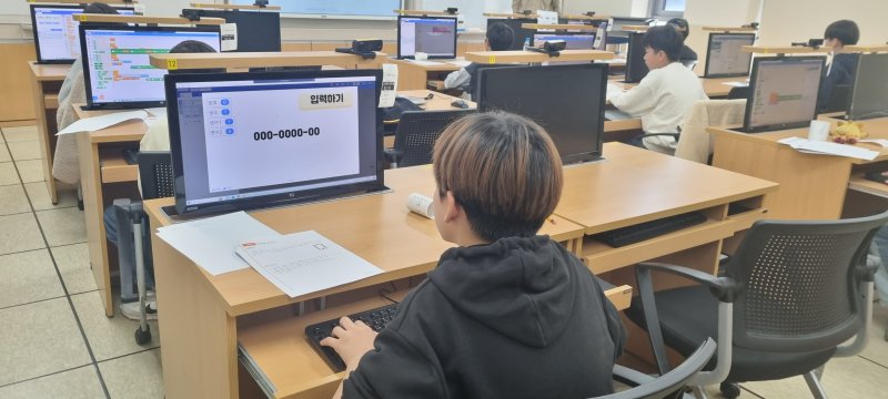 우리나라가 국제 교육성취도 평가 협회(IEA)에서 발표하는 '국제 컴퓨터·정보 소양 연구(ICILS) 2023 결과'에서 컴퓨터·정보 소양에서 1위(540점), 컴퓨팅 사고력에서 2위(537점)로 높은 성취를 보였다. 충북교육청 교육연구정보원이 지난달 30일부터 이달 1일까지 개최한 25회 충북 컴퓨터 꿈나무 축제에서 한 학생이 화면을 바라보고 있다. 충북교육청 제공.