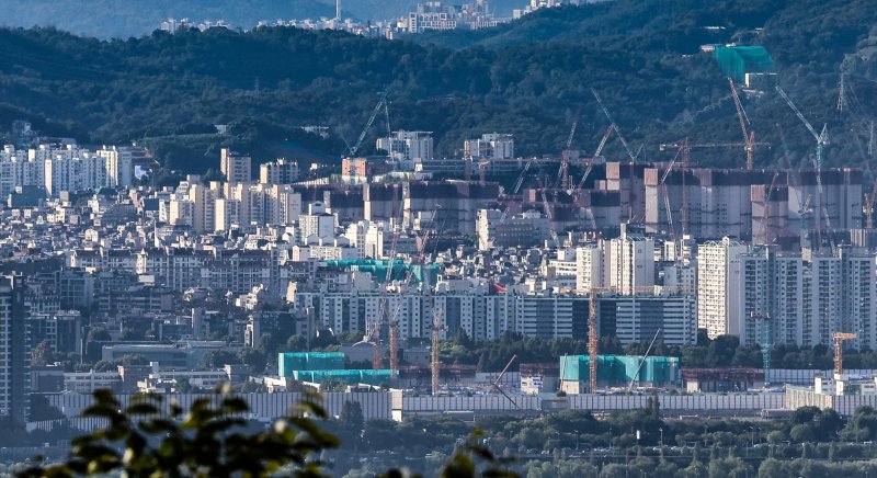 [서울=뉴시스] 김근수 기자 = 30일 오전 서울 중구 남산에서 공사 중인 서울 시내 아파트 대단지가 보이고 있다. 2024.09.30. ks@newsis.com