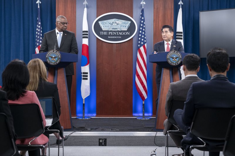 [워싱턴=AP/뉴시스] 김용현(오른쪽) 국방부 장관이 30일(현지시각) 미국 워싱턴 국방부 청사에서 로이드 오스틴 미 국방부 장관과 공동 기자회견하고 있다. 이날 한미 국방장관은 안보협의회의(SCM)을 개최하고 북한의 러시아 파병을 강력히 규탄했다. 2024.10.31.
