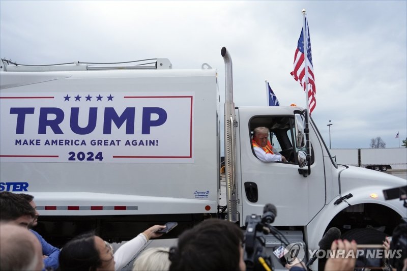 쓰레기 수거트럭 탑승한 트럼프 Republican presidential nominee former President Donald Trump talks to reporters as he sits in a garbage truck Wednesday, Oct. 30, 2024, in Green Bay, Wis. (AP Photo/Julia Demaree Nikhinson)
