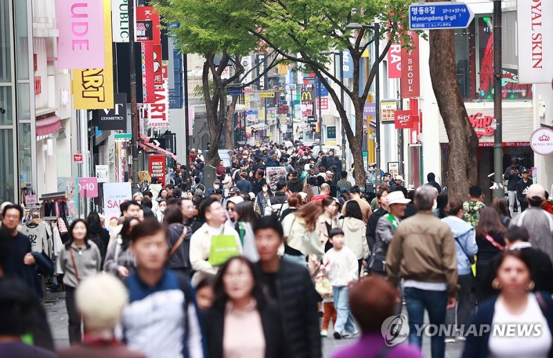 인파로 붐비는 명동 거리 인파로 붐비는 명동 거리 (서울=연합뉴스) 진연수 기자 = 제22대 국회의원선거일인 10일 서울 중구 명동 거리가 시민들로 북적이고 있다. 2024.4.10 jin90@yna.co.kr (끝)