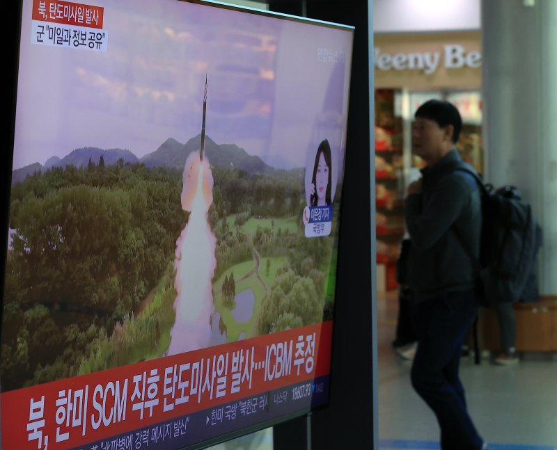 [속보] 北 ICBM 도발에 尹 "빈틈없이 대비"..독자제재 추가키로