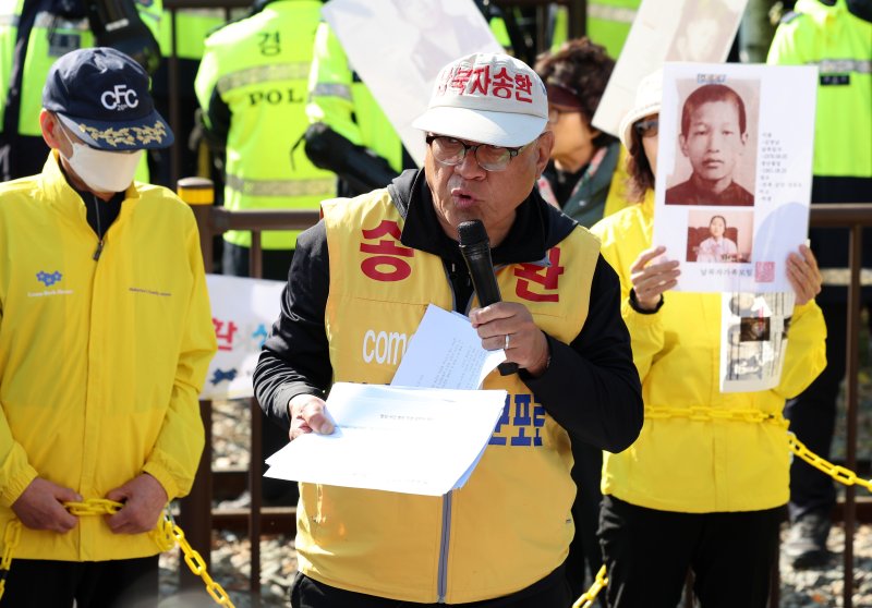 최성룡 납북자가족모임 대표가 31일 오전 경기 파주시 국립 6.25전쟁납북자기념관 앞에서 대북전단 살포 관련 기자회견을 하고 있다. /뉴시스