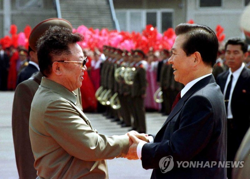 2000년 평양을 방문한 김대중 대통령이 김정일 국방위원장과 악수하는 모습 <광복 70년> ① 분단을 넘어 통일로 (서울=연합뉴스) 광복 70주년이자 분단 70주년을 맞은 을미년(乙未年) 새해 아침이 밝았다. 냉전의 시작을 알렸던 한반도는 전 세계가 탈냉전 시대에 접어든지 이미 20여 년이 지난 지금까지도 지구 상 냉전의 마지막 현장으로 끈질기게 남아 있다. 사진은 지난 2000년 6월 평양을 방문한 김대중 전 대통령(오른쪽)이 북한 김정일 국방위원장과 악수하는 모습. 2015.1.1 << 연합뉴스 DB>> photo@yna.co.