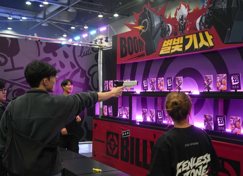 미니게임 부스서 '탕탕탕' (고양=연합뉴스) 김주환 기자 = 31일 오전 경기 고양시 킨텍스에서 호요버스코리아가 개최한 '웰컴 호요랜드' 행사장 내 '젠레스 존 제로' 부스에서 관람객들이 장난감 권총으로 미니게임을 즐기고 있다. 2024.10.31 jujuk@yna.co.kr