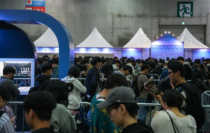굿즈샵 '인산인해' (고양=연합뉴스) 김주환 기자 = 31일 오전 경기 고양시 킨텍스에서 호요버스코리아가 개최한 '웰컴 호요랜드' 행사장 내 굿즈(기념 상품) 판매 공간이 게임 팬들로 붐비고 있다. jujuk@yna.co.kr