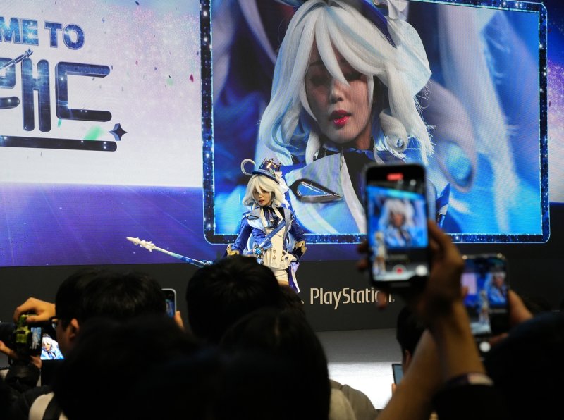 코스프레 '찰칵찰칵' (고양=연합뉴스) 김주환 기자 = 31일 오전 경기 고양시 킨텍스에서 호요버스코리아가 개최한 '웰컴 호요랜드' 행사장에 설치된 무대에서 코스튬 플레이어가 포즈를 취하고 있다. 2024.10.31 jujuk@yna.co.kr