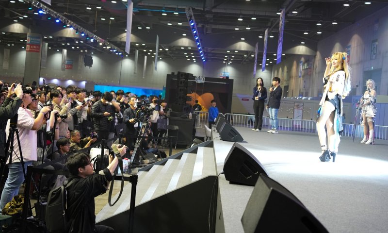 코스프레 '찰칵찰칵' (고양=연합뉴스) 김주환 기자 = 31일 오전 경기 고양시 킨텍스에서 호요버스코리아가 개최한 '웰컴 호요랜드' 행사장에 설치된 무대에서 코스튬 플레이어가 포즈를 취하고 있다. 2024.10.31 jujuk@yna.co.kr