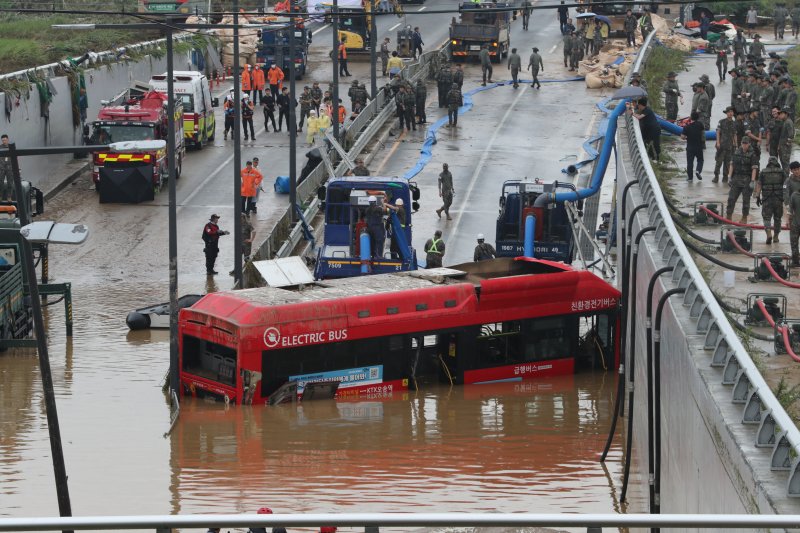 16일 미호천 제방 유실로 침수된 충북 청주시 오송읍 궁평2지하차도에서 소방당국이 구조작업을 진행하고 있다. 2023.7.16/뉴스1 ⓒ News1 박세연 기자