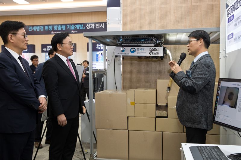 유상임 과학기술정보통신부 장관(왼쪽 두번째)과 고광효 관세청장(왼쪽 첫번째)이 10월 31일 서울 강남 과학기술회관에서 컨테이너 적재 화물 세관 검사용 탐사 로봇 개발에 대한 설명을 듣고 있다. 과기정통부 제공