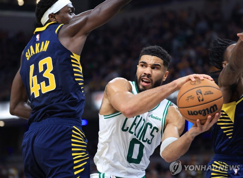 공을 잡은 테이텀 INDIANAPOLIS, INDIANA - OCTOBER 30: Jayson Tatum #0 of the Boston Celtics passes the ball around Pascal Siakam #43 of the Indiana Pacers during the first half at Gainbridge Fieldhouse on October 30, 2024 in Indianapolis, Indiana. NOTE TO USER: User expressly acknowledges and agrees that, b
