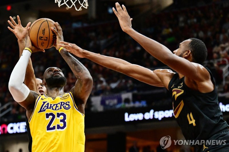 르브론 제임스의 슛을 막으려는 에번 모블리(오른쪽) Oct 30, 2024; Cleveland, Ohio, USA; Los Angeles Lakers forward LeBron James (23) drives to the basket against Cleveland Cavaliers forward Evan Mobley (4) during the second half at Rocket Mortgage FieldHouse. Mandatory Credit: Ken Blaze-Imagn Images
