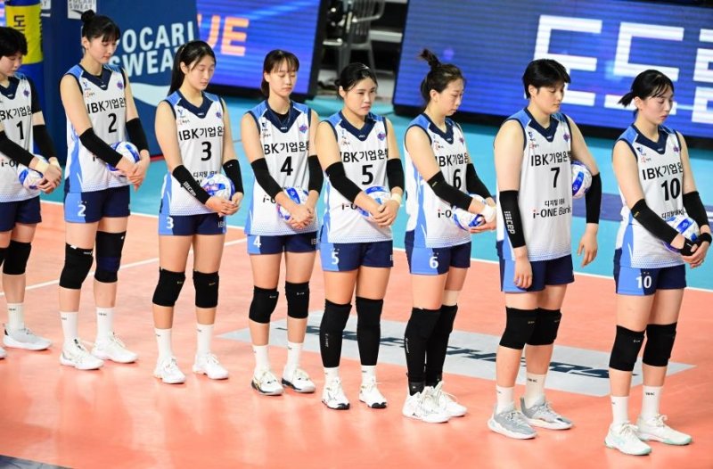 고(故) 조혜정 전 감독 추모 묵념을 하는 IBK기업은행 선수들 [한국배구연맹 제공. 재배포 금지]