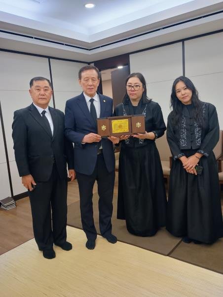 조혜정 전 감독의 유족에게 공로패를 전달하는 오한남 배구협회장(왼쪽에서 2번째) [대한배구협회 제공]